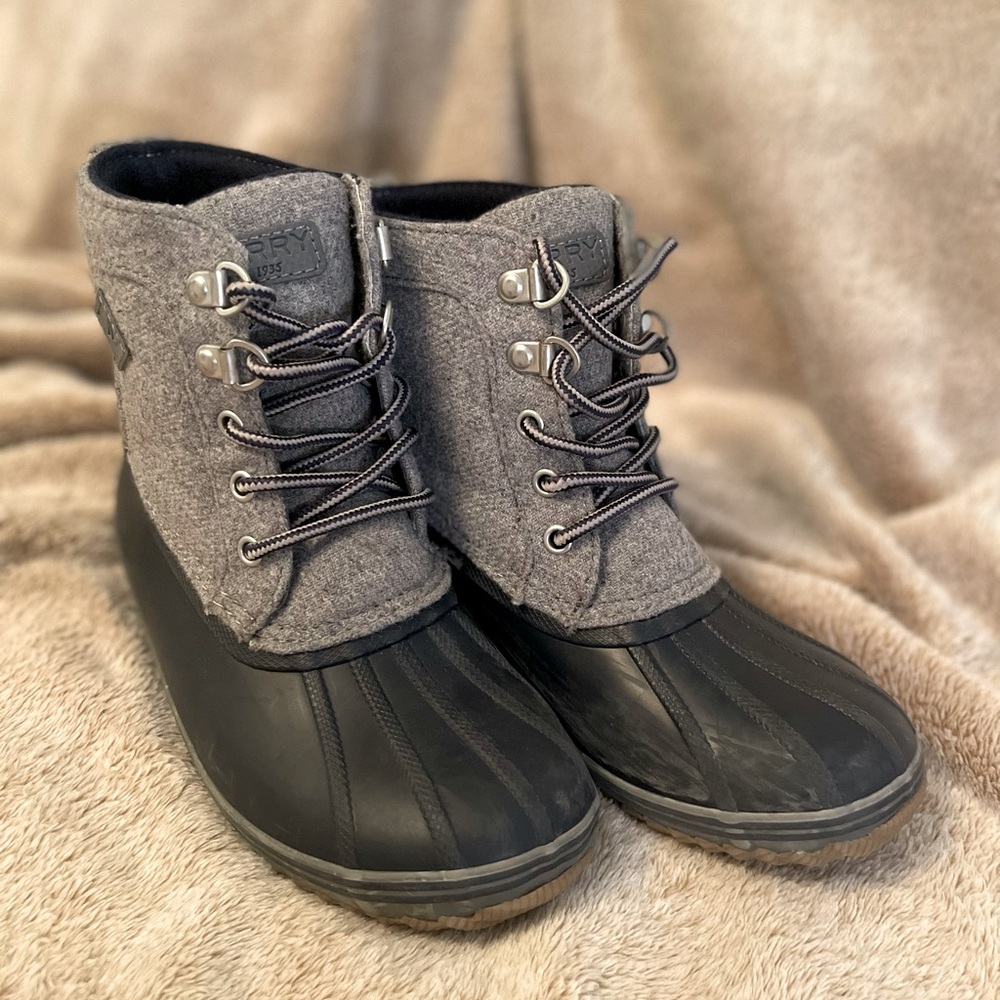 Sperry’s Little Kid's Bowline Boot Navy Blue and Grey Size 2M